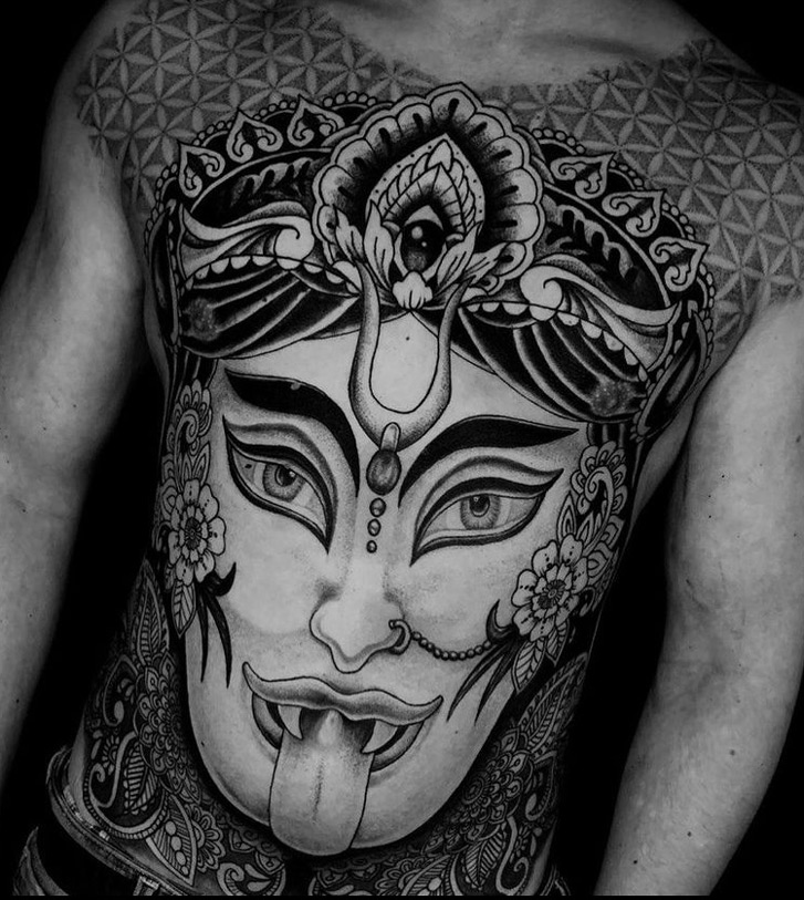Tattoo Anansi Studio München Munich Haidhausen David healed Kali front first tattoo big sized full detailled jewellery religious Indian asian best black and grey blackwork ornamental figurative